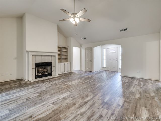 5324 S Redbud Place, Sand Springs, OK 74063