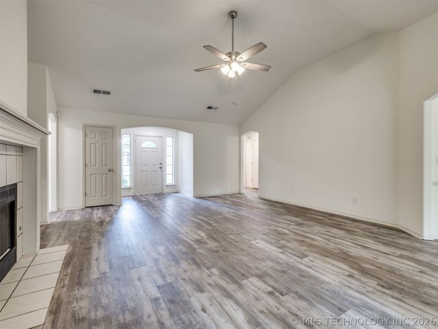 5324 S Redbud Place, Sand Springs, OK 74063