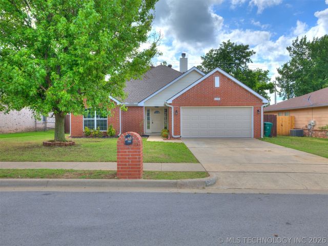 5324 S Redbud Place, Sand Springs, OK 74063