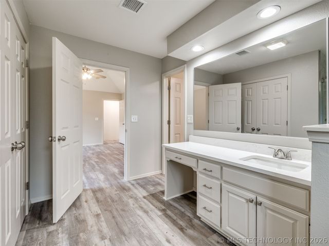 5324 S Redbud Place, Sand Springs, OK 74063