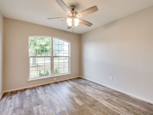 5324 S Redbud Place, Sand Springs, OK 74063
