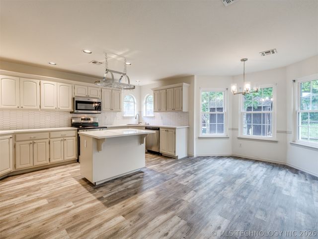 5324 S Redbud Place, Sand Springs, OK 74063