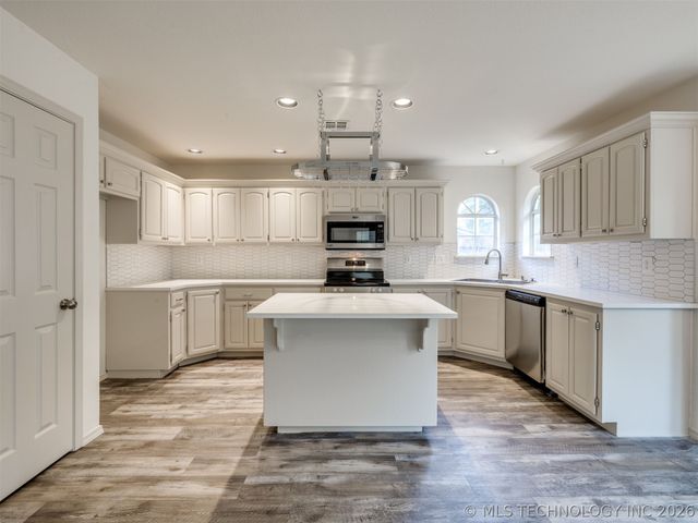 5324 S Redbud Place, Sand Springs, OK 74063