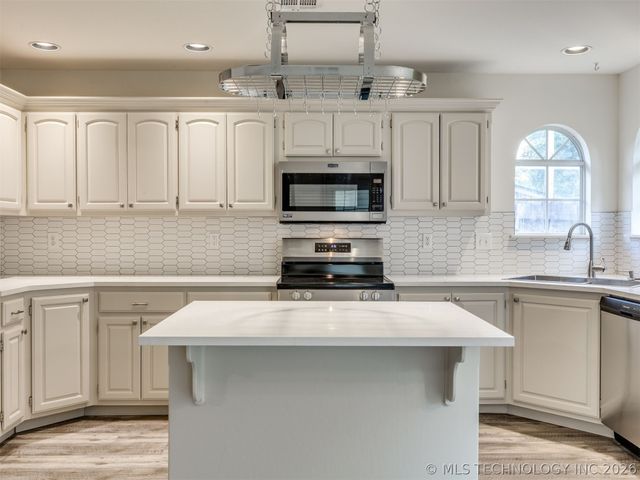 5324 S Redbud Place, Sand Springs, OK 74063