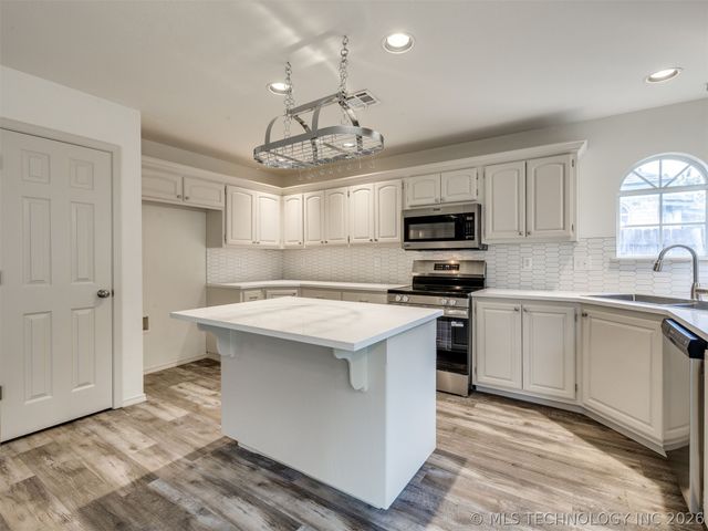5324 S Redbud Place, Sand Springs, OK 74063