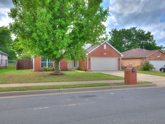 5324 S Redbud Place, Sand Springs, OK 74063