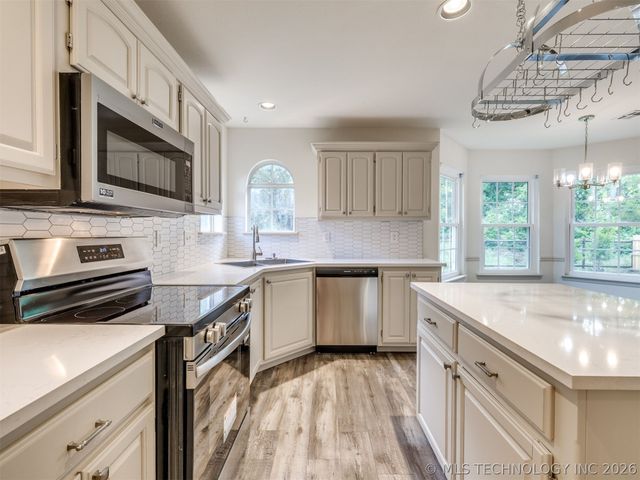 5324 S Redbud Place, Sand Springs, OK 74063
