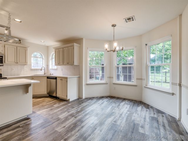 5324 S Redbud Place, Sand Springs, OK 74063