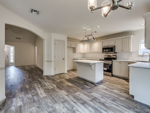 5324 S Redbud Place, Sand Springs, OK 74063