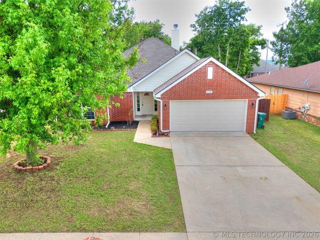 5324 S Redbud Place, Sand Springs, OK 74063