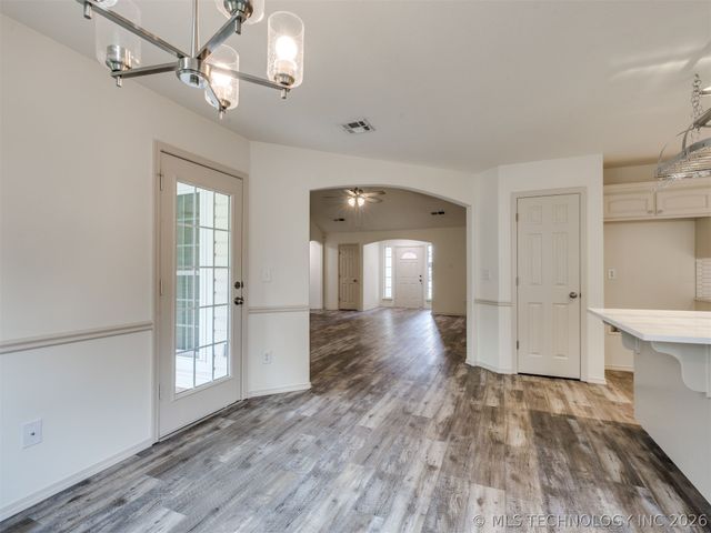 5324 S Redbud Place, Sand Springs, OK 74063