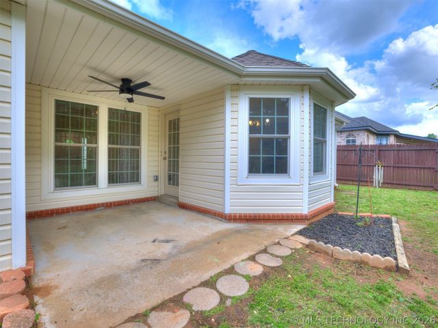 5324 S Redbud Place, Sand Springs, OK 74063