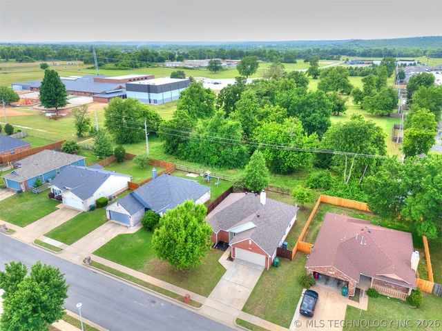 5324 S Redbud Place, Sand Springs, OK 74063