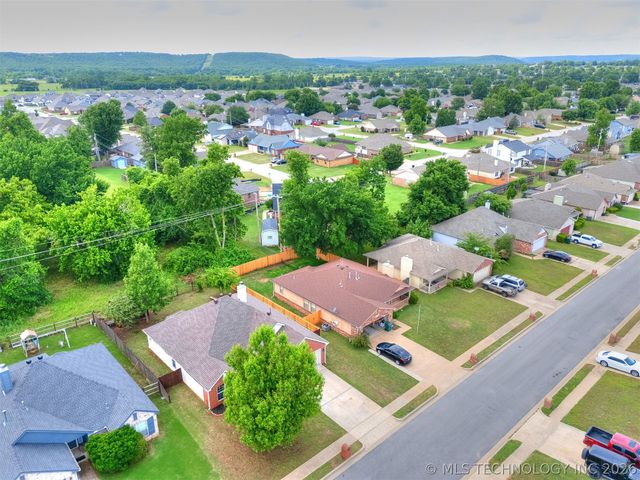 5324 S Redbud Place, Sand Springs, OK 74063
