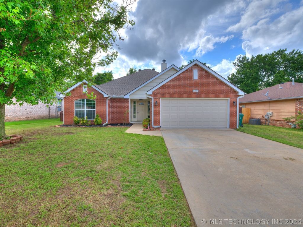 5324 S Redbud Place, Sand Springs, OK 74063