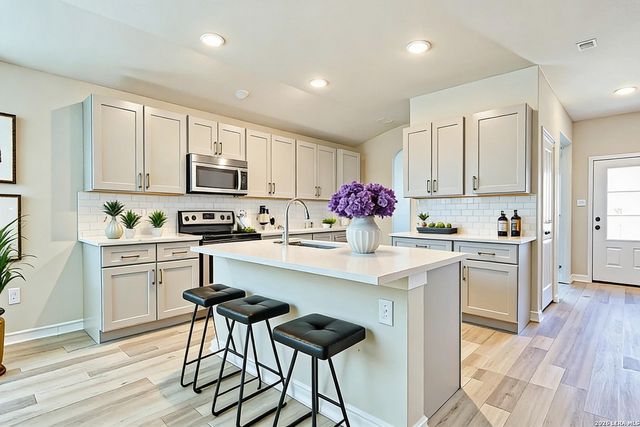 7614 Eclipse Mark, San Antonio, TX 78252
