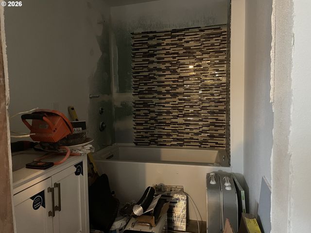 1006 5TH St, Springfield, OR 97477