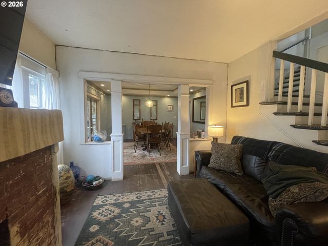 1006 5TH St, Springfield, OR 97477