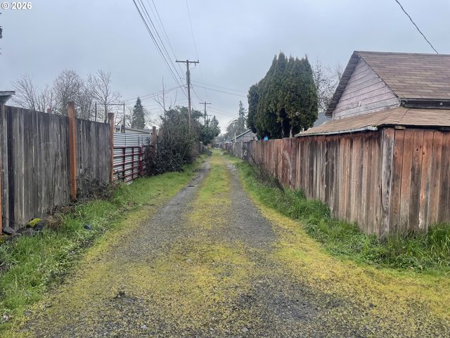 1006 5TH St, Springfield, OR 97477