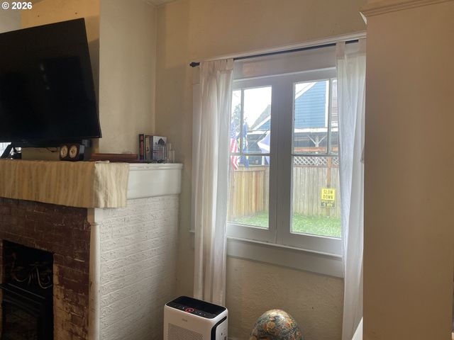 1006 5TH St, Springfield, OR 97477