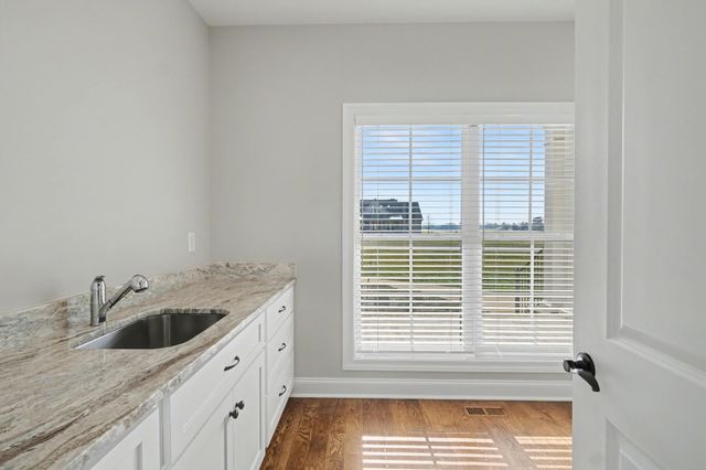 8001 Traditions Ln, Columbia, TN 38401