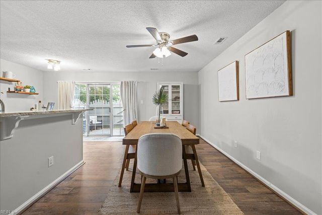 253 N Hill LN, Chesapeake, VA 23322