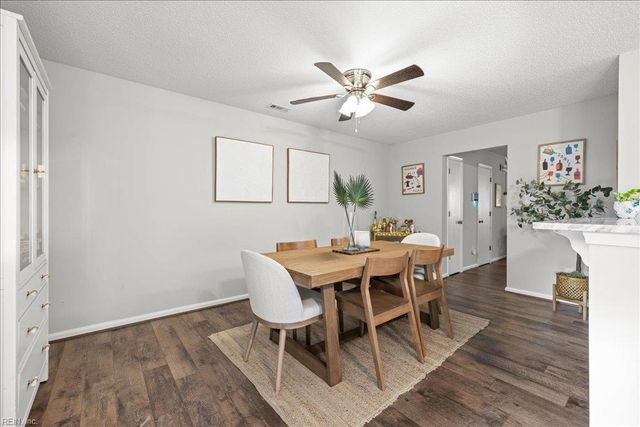 253 N Hill LN, Chesapeake, VA 23322