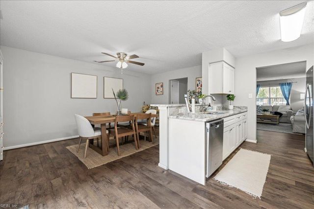 253 N Hill LN, Chesapeake, VA 23322