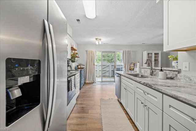 253 N Hill LN, Chesapeake, VA 23322