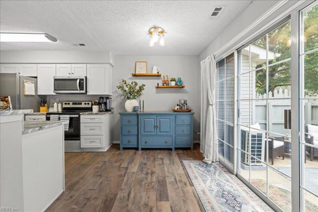 253 N Hill LN, Chesapeake, VA 23322