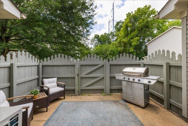 253 N Hill LN, Chesapeake, VA 23322