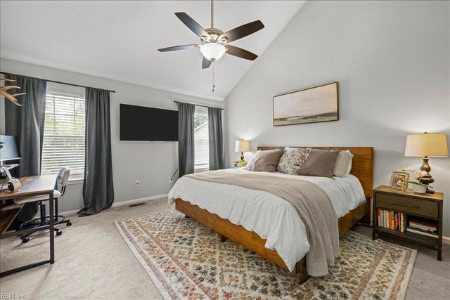 253 N Hill LN, Chesapeake, VA 23322