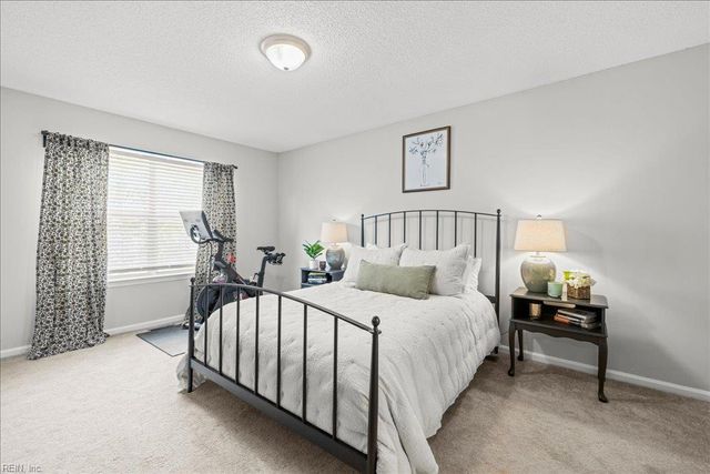 253 N Hill LN, Chesapeake, VA 23322