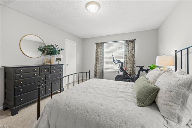 253 N Hill LN, Chesapeake, VA 23322