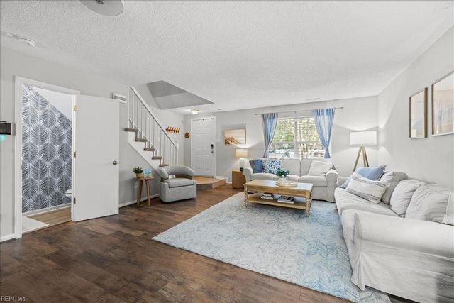 253 N Hill LN, Chesapeake, VA 23322