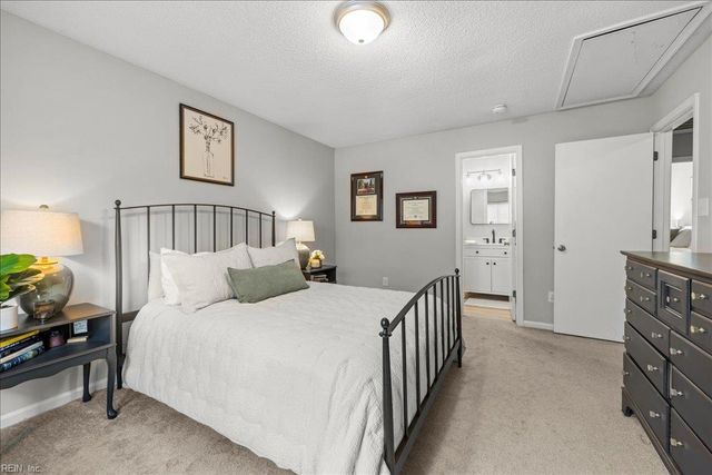 253 N Hill LN, Chesapeake, VA 23322