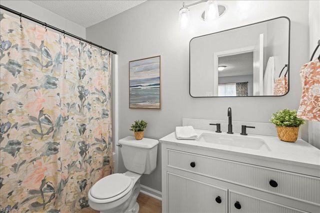 253 N Hill LN, Chesapeake, VA 23322