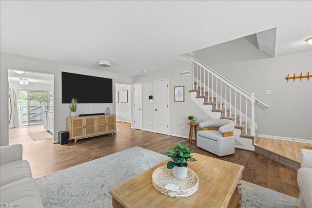 253 N Hill LN, Chesapeake, VA 23322
