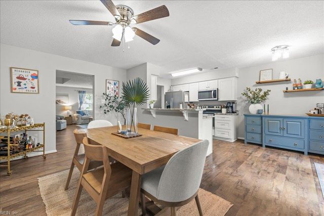 253 N Hill LN, Chesapeake, VA 23322