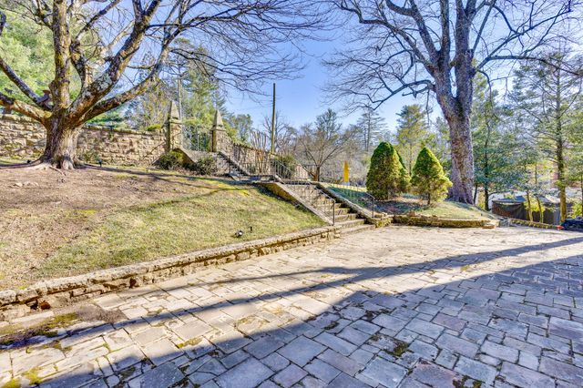 710 W Brow Road, Lookout Mountain, TN 37350