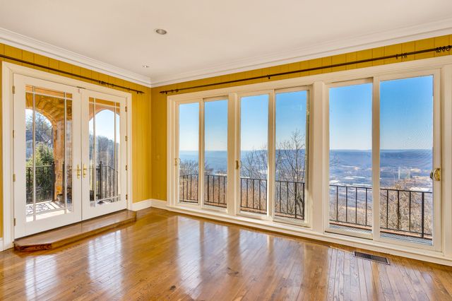 710 W Brow Road, Lookout Mountain, TN 37350