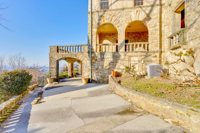 710 W Brow Road, Lookout Mountain, TN 37350