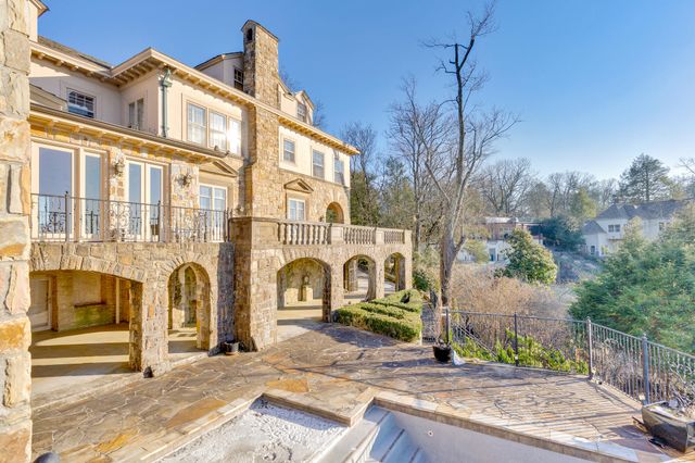 710 W Brow Road, Lookout Mountain, TN 37350