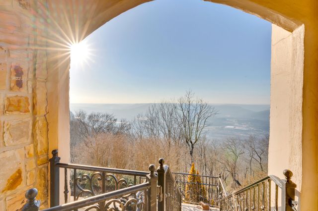 710 W Brow Road, Lookout Mountain, TN 37350