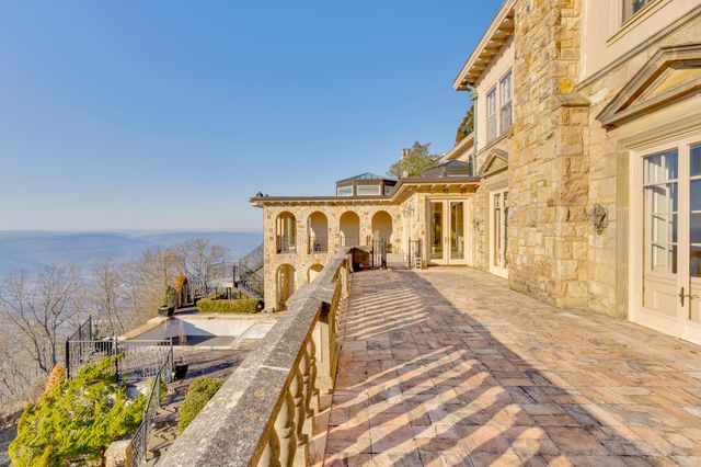 710 W Brow Road, Lookout Mountain, TN 37350