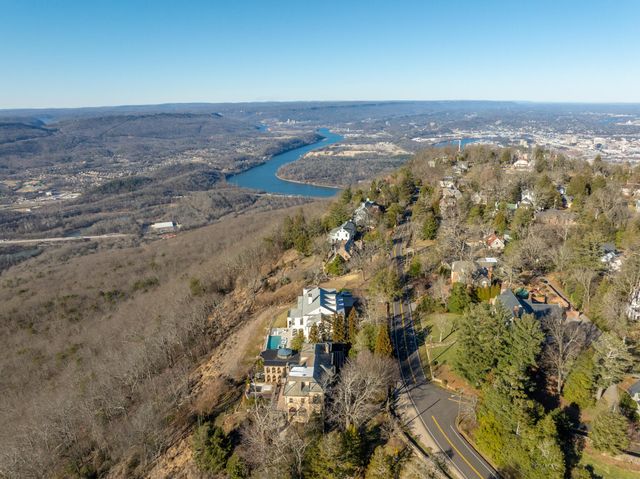 710 W Brow Road, Lookout Mountain, TN 37350