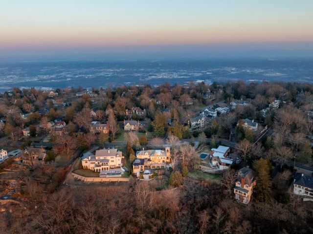 710 W Brow Road, Lookout Mountain, TN 37350