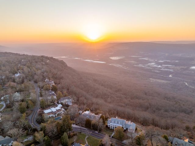 710 W Brow Road, Lookout Mountain, TN 37350