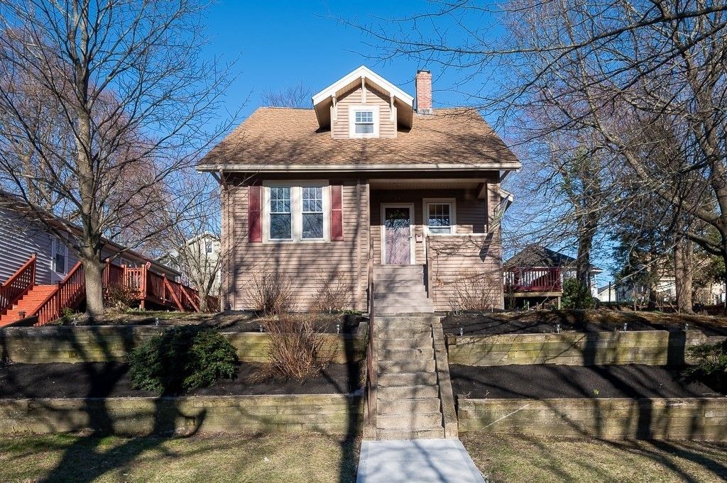 55 Standish St, Worcester, MA 01604