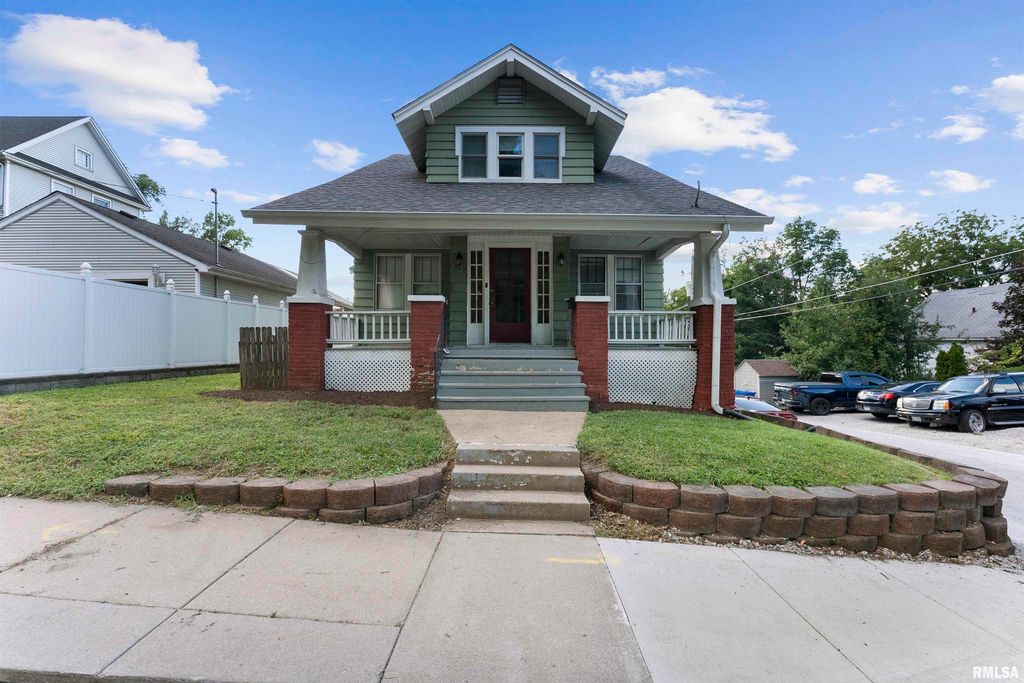 519 3RD Street, Moline, IL 61265